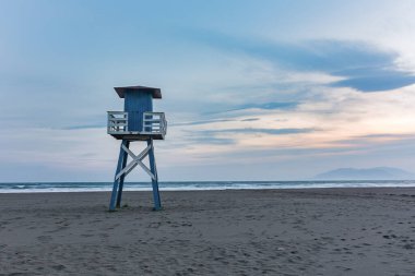 Bir kış öğleden sonrasında boş ve kapalı sahil koruma evi..