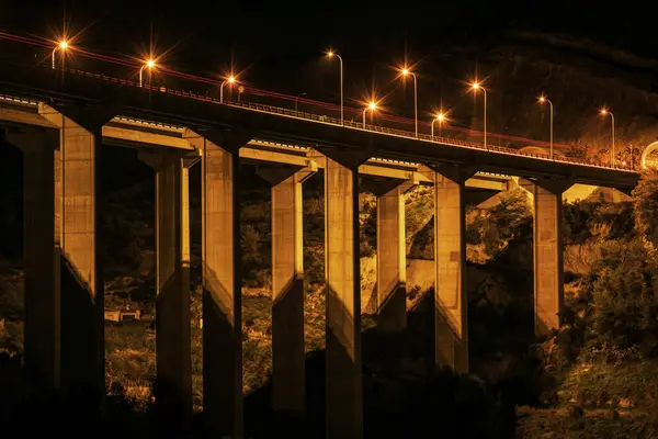 Πυλώνες Που Υποστηρίζουν Τις Οδογέφυρες Μια Νυχτερινή Λήψη Φώτα Του — Φωτογραφία Αρχείου