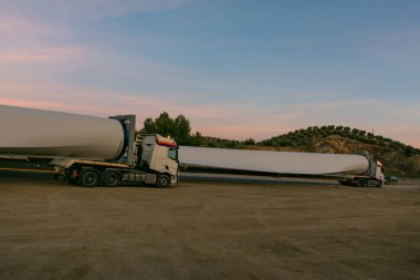 Rüzgâr türbinleri için özel jilet taşımacılığı, büyük boyutundan dolayı özel adapte edilmiş yarı römork gerektiren bir rüzgar türbini bıçağı taşıyan bir kamyon..