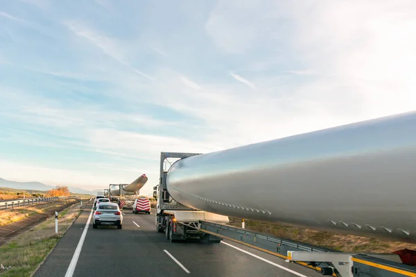 Spezielle Transporte Von Rotorblättern Für Windkraftanlagen Mehrere Lastwagen Mit Windradschaufeln — Stockfoto