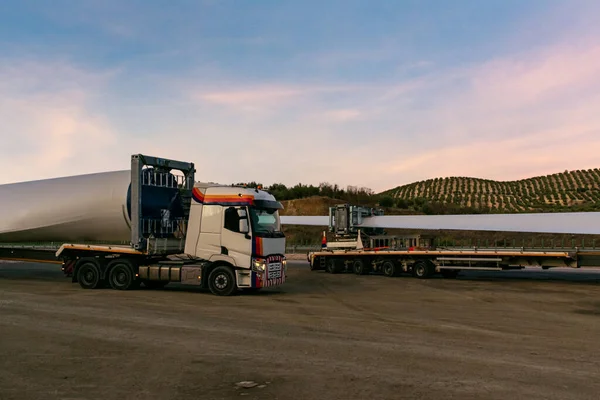 Trasporto Speciale Pale Turbine Eoliche Camion Che Trasporta Una Pala — Foto Stock