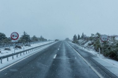 Kar yağışı nedeniyle kötü hava koşullarında kamyonları kar altında yakalamak yasaktır.