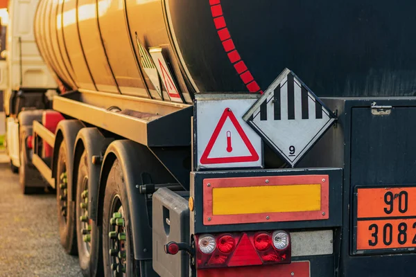 Flüssigkeitsgefahr Bei Hohen Temperaturen Und Sonstige Gefahrenhinweise Auf Gefahrgut Tankwagen — Stockfoto