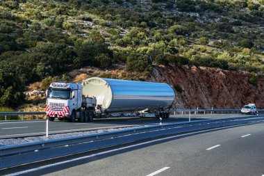 Özel nakliye aracı, rüzgar türbininin bir kısmını taşıyan kamyonet..