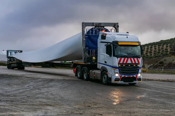 Rüzgâr türbini taşıyan özel nakliye kamyonu.