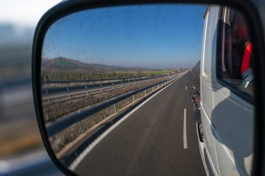 Arkasında olan her şeyin panoramik görüşü olan bir kamyonun dikiz aynası..