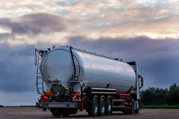 Vrachtwagen Met Specifieke Oplegger Voor Het Transport Van Poeders Tankwagen — Stockfoto