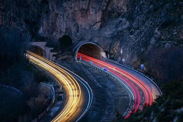 Довга Експозиція Шосе Йде Деякі Тунелі Залишаючи Промені Світла Транспортних — стокове фото