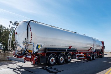 Avrupa modüler sistemi veya Avrupa karayolu treni, toz ve kütle taşımak için iki römorklu kamyon.