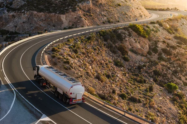 Yakıt tankeri deniz kıyısındaki bir dağ yolunda ilerliyor..