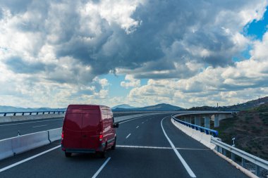 Kırmızı minibüs yolda gidiyor..