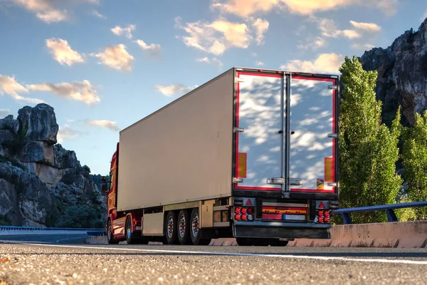 Truck Refrigerated Semi Trailer Driving Road Seen Ground Level — Foto de Stock