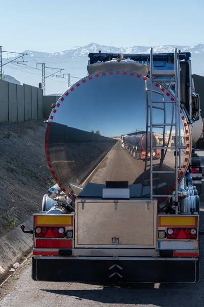 Heck Eines Tankwagens Mit Spiegelreflexion Und Ein Anderer Tankwagen Reflektiert — Stockfoto