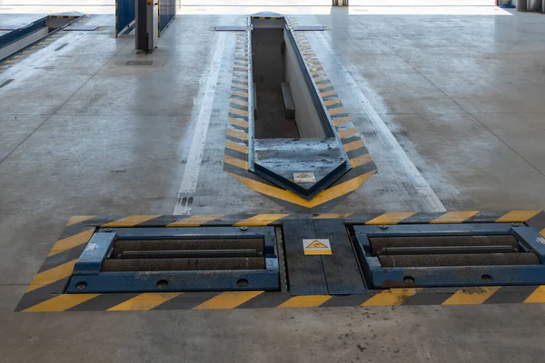 Brake and pit check rollers in a vehicle inspection station (ITV, TUV)