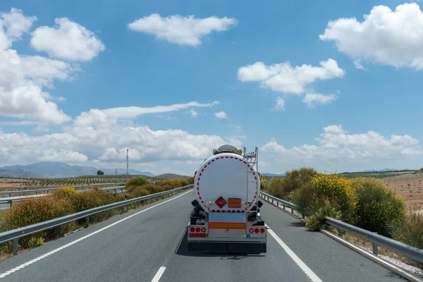 Camión Cisterna Con Mercancías Peligrosas Peligro Líquidos Inflamables Conducción Carretera — Foto de Stock
