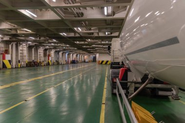 Tank kamyonlu bir feribot ambarının görüntüsü..