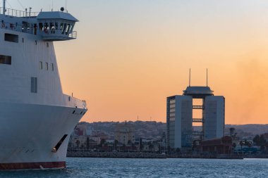 Yolcu gemisi ya da feribot gün batımında Melilla limanına giriyor.