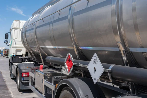 Gevaarlijke Etiketten Voor Ontvlambare Brand Giftige Schedel Vloeistoffen Een Tanker — Stockfoto