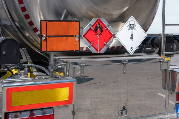 Gevaarlijke Etiketten Voor Ontvlambare Brand Giftige Schedel Vloeistoffen Een Tanker — Stockfoto