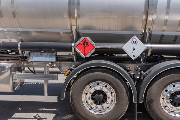 Gevaarlijke Etiketten Voor Ontvlambare Brand Giftige Schedel Vloeistoffen Een Tanker — Stockfoto