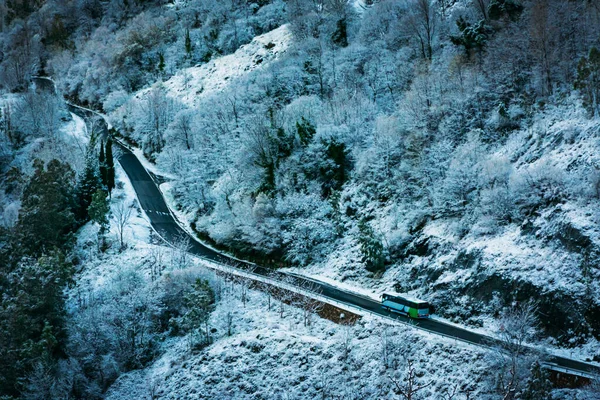 Alpujarras Strada Dopo Una Nevicata Con Autobus Che Circola — Foto Stock