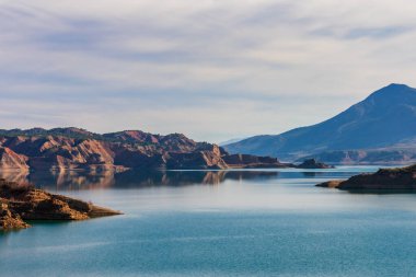 Bulutlu bir sabahta Negratin rezervuarı.
