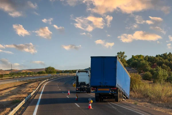 Semi Trailer Uncoupled Truck While Driving Causing Accident — Stock Photo, Image
