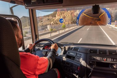 Kamyon şoförü, taksinin içinde, otobanda ve bir tünelin girişinde görülmüş..