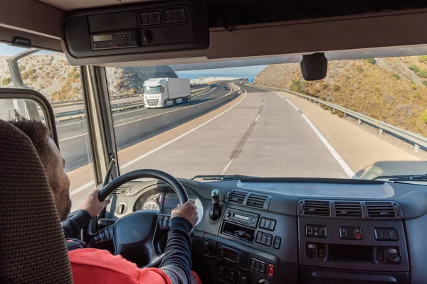 Conductor Camión Conduciendo Por Carretera Visto Desde Interior Cabina — Foto de Stock