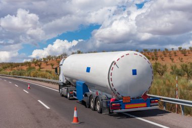 Tehlikeli gaz taşımak için kullanılan bir tanker. Yol kenarına park etmiş ve tekerleği patlamış..