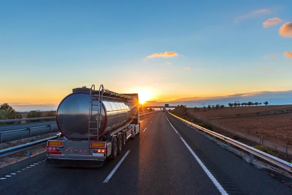 Food Tanker Lkw Fahren Auf Der Autobahn Mit Der Morgensonne — Stockfoto