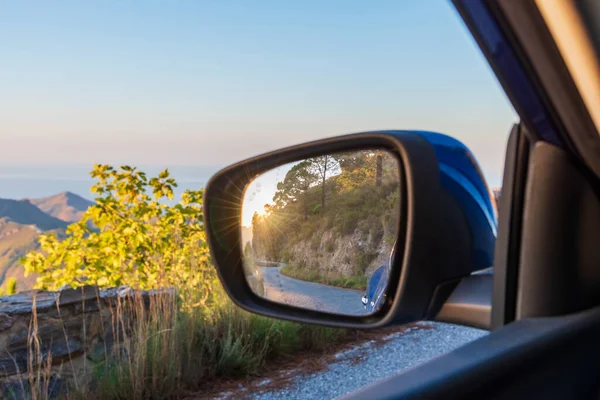 Pohled Zpětné Zrcátko Zevnitř Vozidla Sluneční Hvězdou Horami Zrcadle — Stock fotografie