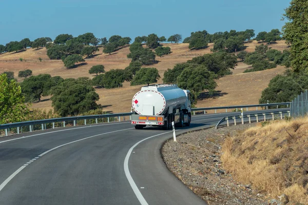 Treibstofftanker Fährt Eine Von Bäumen Gesäumte Kurve — Stockfoto