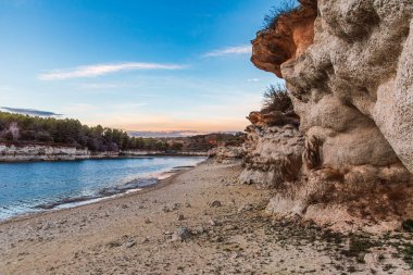 Laguna Lengua 'da kireçtaşı tufa duvarları, Lagunas de Ruidera Doğal Parkı, İspanya