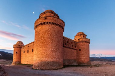 La Calahorra Kalesi 'nin arka planında karla kaplı Sierra Nevada dağları, Granada, İspanya