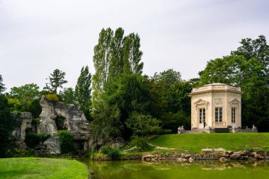 Versailles, Fransa - 28 Ağustos 2019: Rocher yakınlarındaki Toursit ve Versailles Trianon 'da bulunan Belvedere