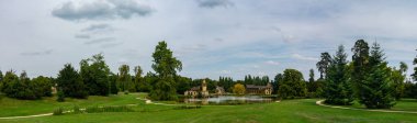 Versailles, Fransa - 28 Ağustos 2019: Marie-Antoinette 'in Versailles' deki köyünde Kraliçe 'nin evi. Bir galeri ile birbirine bağlı iki farklı binadan oluşuyordu.