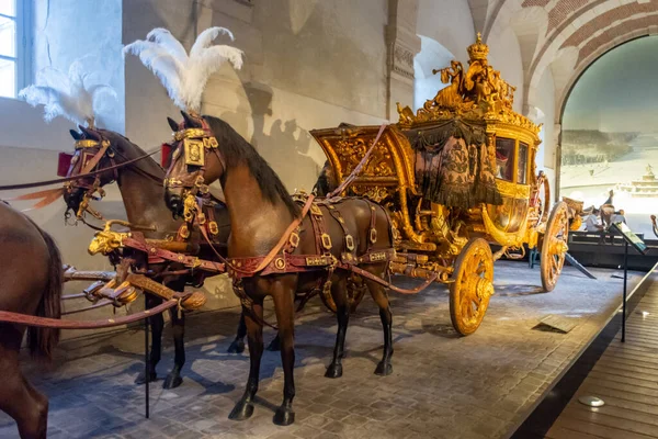 Versailles, Fransa - 28 Ağustos 2019: Coaches Galerisi Versailles Kalesi 'nin yanında görülecek çok sayıda eski at arabası bulunan ücretsiz bir müzedir.