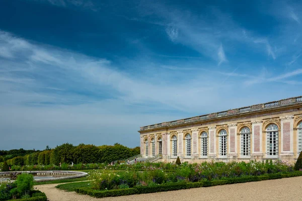 Versailles Frankrike Augusti 2019 Härlig Panoramautsikt Över Den Stenlagda Innergården — Stockfoto