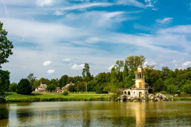 Versailles, Fransa - 28 Ağustos 2019: Marlborough Kulesi ve Marie-Antoinette Malikanesi yakınlarındaki Kraliçe Hamlet göleti.