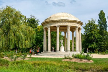 Versailles, Fransa - 28 Ağustos 2019: Versailles Sarayı 'ndaki Marie Antoinette malikanesinde Aşk Tapınağı' nı ziyaret eden turistler