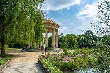 Versailles, Fransa - 28 Ağustos 2019: Versailles Sarayı 'ndaki Marie Antoinette malikanesinde Aşk Tapınağı' nı ziyaret eden turistler