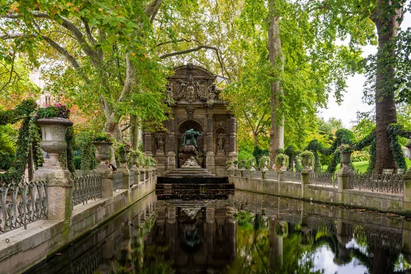 Medici Çeşmesi, fontaine Medicis, Paris 'in 6. semtindeki Jardin du Lüksemburg' da anıtsal bir çeşmedir..