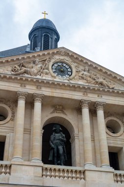 Invalides National Hotel, Fransa 'nın başkenti Paris' te askeri müze ve Napolyon mezarı bulunan büyük bir bina kompleksi..