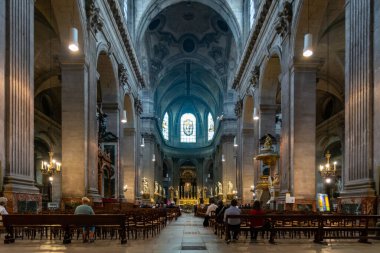 Paris, Fransa - 29 Ağustos 2019: Paris Saint-Sulpice Kilisesi (Eglise Saint-Sulpice, 1754). Saint-Sulpice kilisesi Paris 'teki en büyük kiliselerden biridir. Saint-Sulpice, Paris.