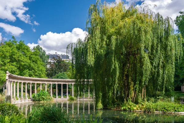 Parc Monceau, Paris 'in 8. parkında yer alan bir parktır. Ana girişte bir kubbe var. Park 8.2 hektarlık bir alanı kaplıyor.