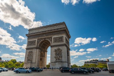 Paris, Fransa - 29 Ağustos 2019: The Arc de Triomphe (Zafer Kemeri), Charles de Gaulle Meydanı 'nın merkezindeki Şanzelize' nin batı ucundaki Paris 'teki en ünlü anıtlardan biridir..