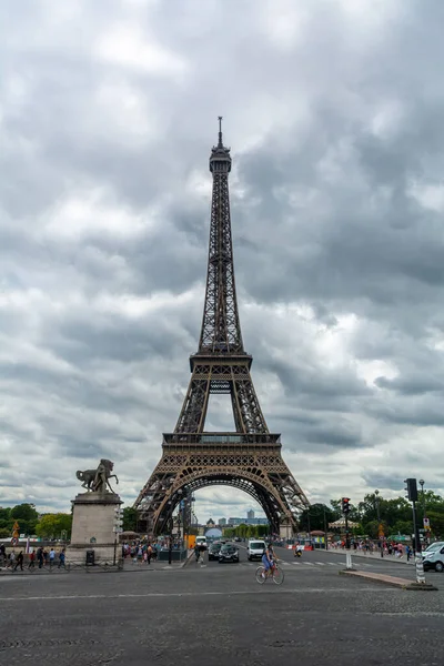 Paris, Fransa - 29 Ağustos 2019: Paris, Fransa ve Avrupa 'nın en ikonik simgelerinden biri olan Eyfel Kulesi.