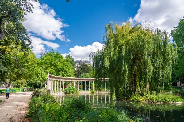 Paris, Fransa - 29 Ağustos 2019: Parc Monceau, Paris 'in 8. parkında yer alan bir parktır. Ana girişte bir kubbe var. Park 8.2 hektarlık bir alanı kaplıyor.