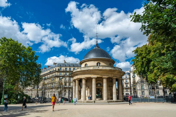 Paris, Fransa - 29 Ağustos 2019: Monceau Park Rotunda yakınlarındaki turistler, Çiftçi-General Duvarı 'nın bir parçası olarak 1787 yılında inşa edildi..